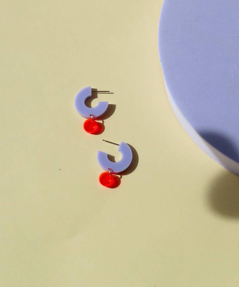 Creolen Silva Aus Acryl Und Edelstahl in Flieder Neonorange von niemalsmehrohnede