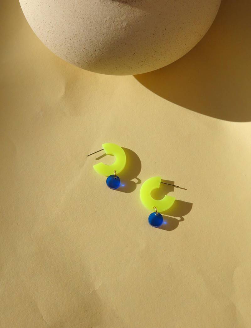 Creolen Silva Aus Acryl Und Edelstahl in Neon Gelb Tiefblau von niemalsmehrohnede