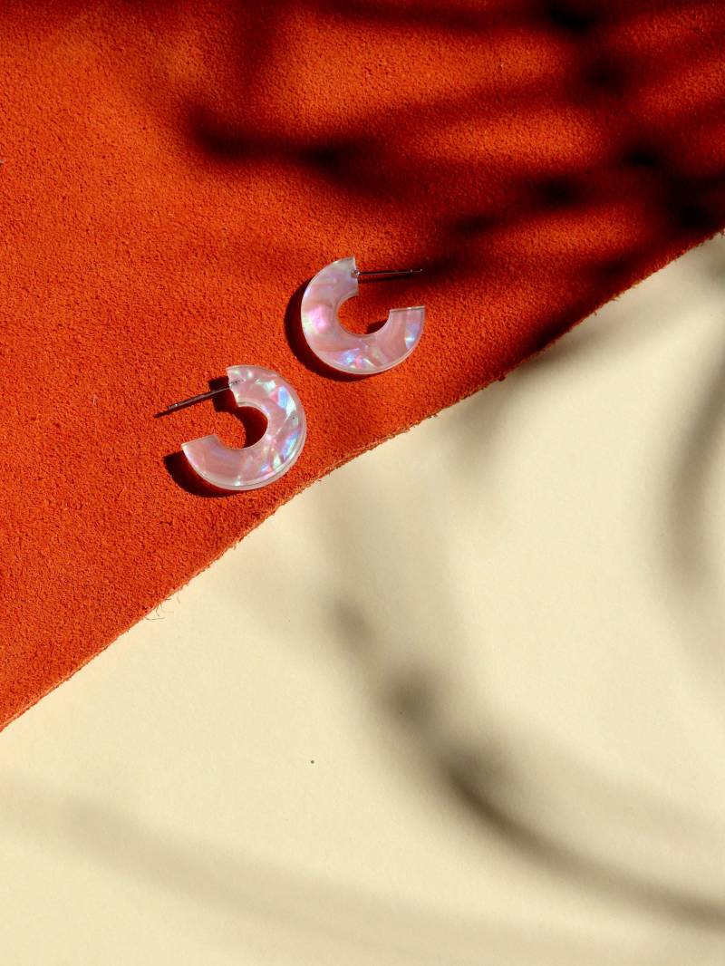 Creolen Simmi Aus Acryl Und Edelstahl in Perlweiß von niemalsmehrohnede