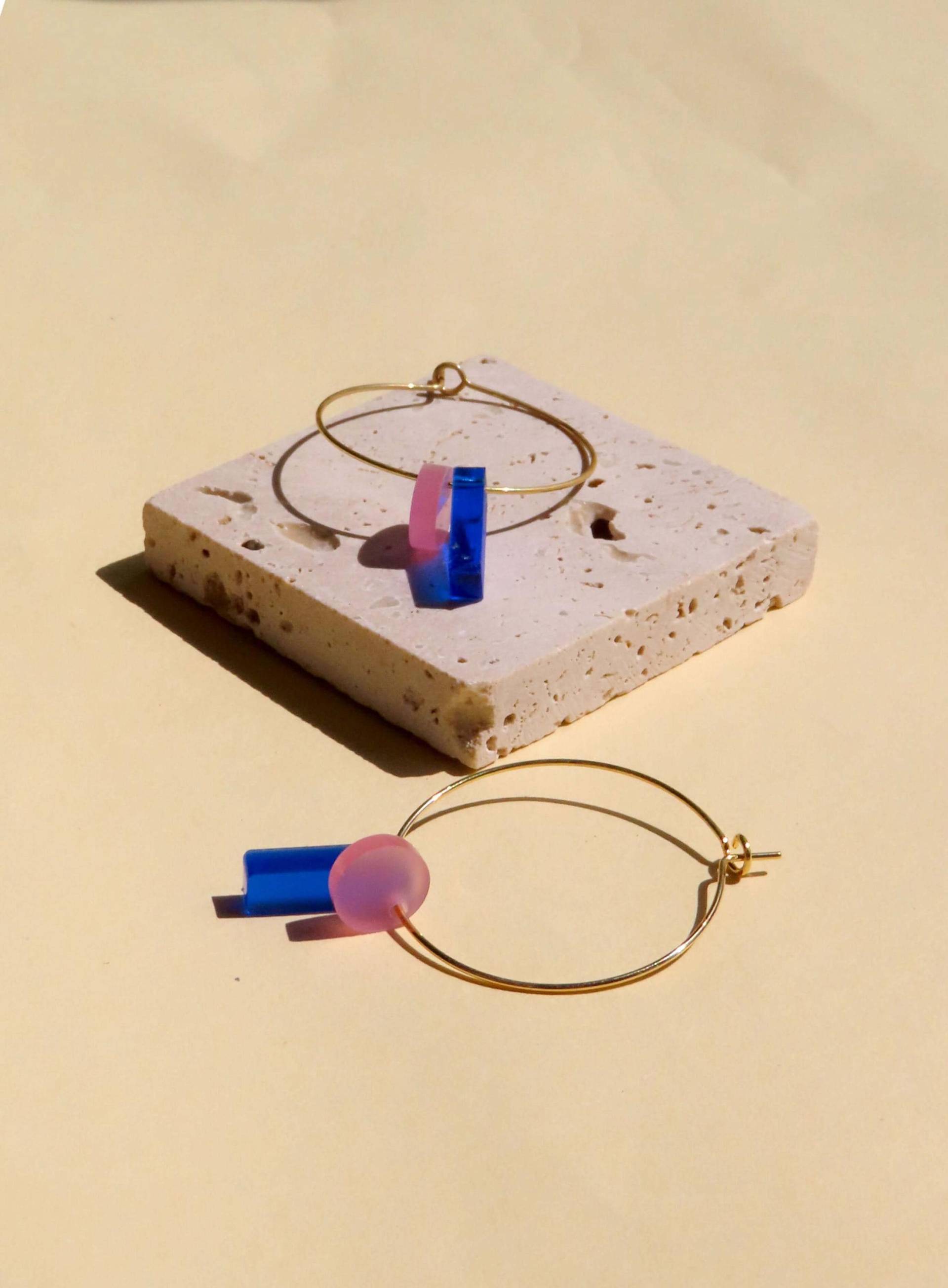 Dots Mit Stick Hoops Aus Vergoldetem Edelstahl in Königsblau & Eisrosa von niemalsmehrohnede