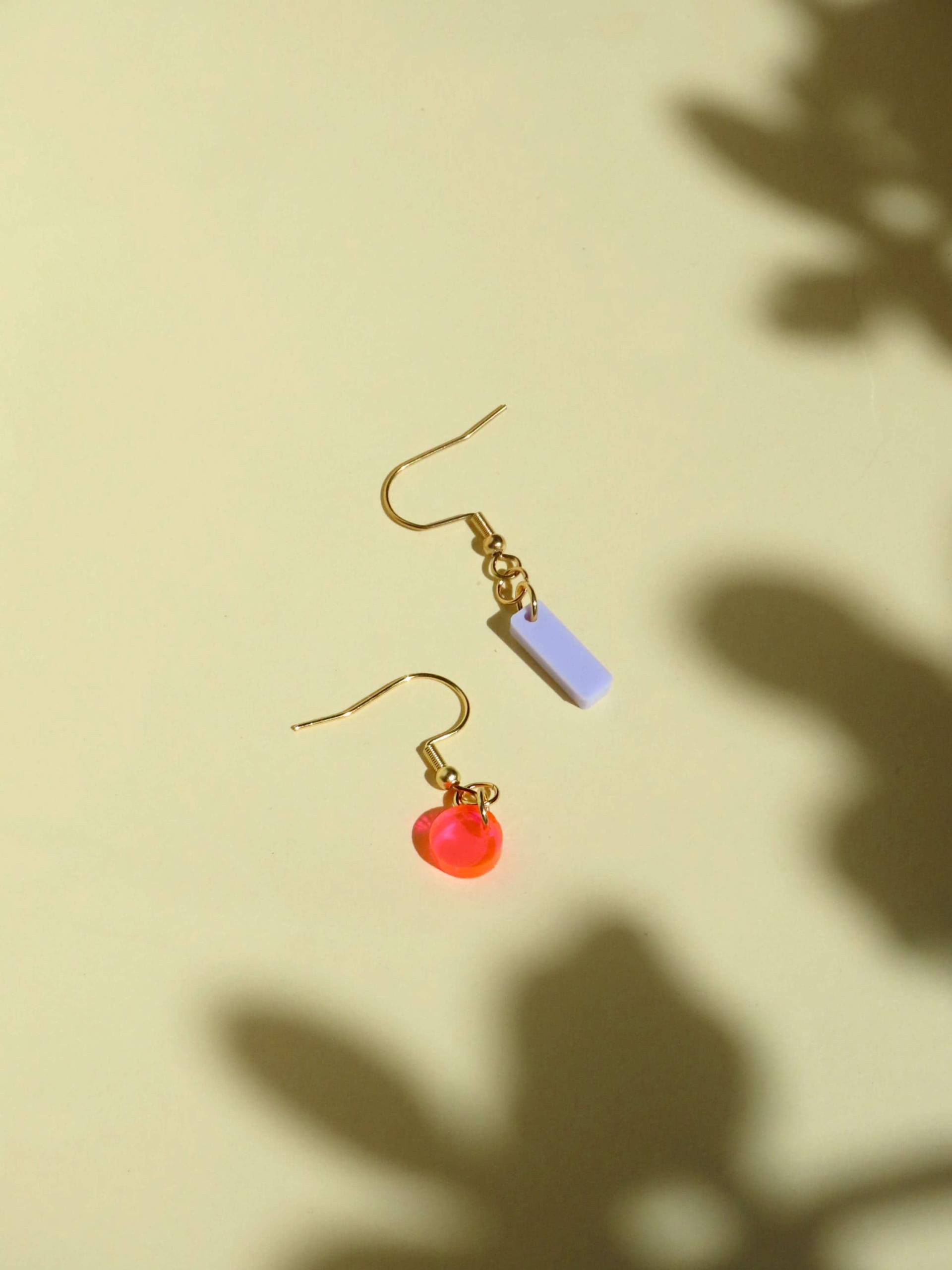 Dots Und Stick Hänger Ohrringe in Neon Pink Flieder von niemalsmehrohnede