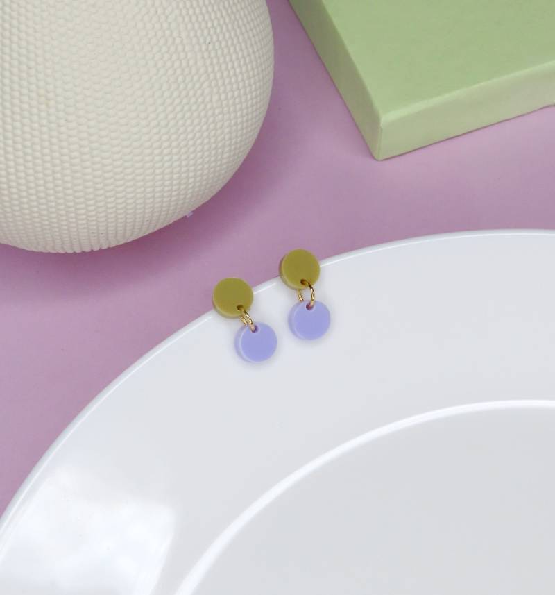 Dotty Acryl Ohrringe in Sand Flieder von niemalsmehrohnede