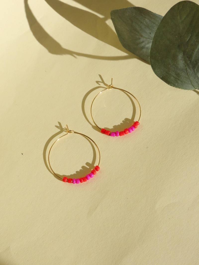 Hoops Aus Vergoldetem Edelstahl Mit Toho Seed Perlen in Rot Pink Hoops Aus Vergoldetem Edelstahl Mit Toho Seed Perlen in Rot Pink von niemalsmehrohnede