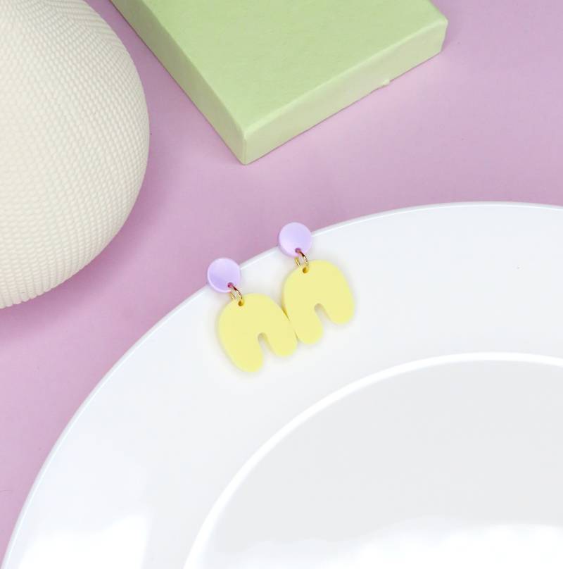 Kleine Squishy Arch Bogen Ohrringe in Flieder Hellgelb von niemalsmehrohnede