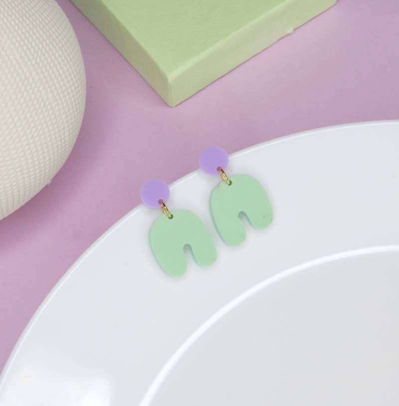 Kleine Squishy Arch Bogen Ohrringe in Flieder Hellgrün von niemalsmehrohnede