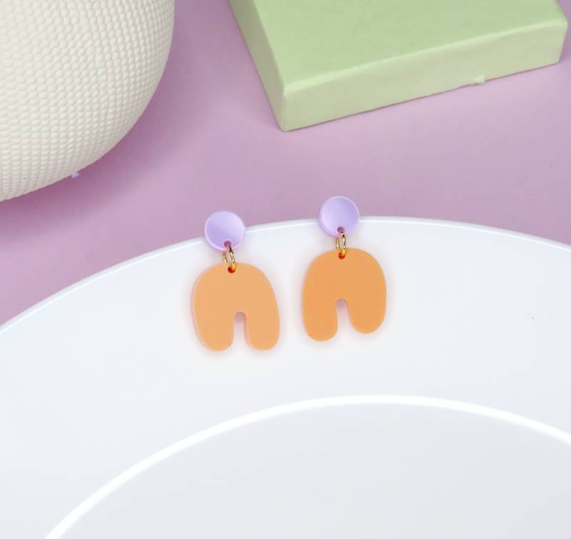 Kleine Squishy Arch Bogen Ohrringe in Flieder Peach von niemalsmehrohnede