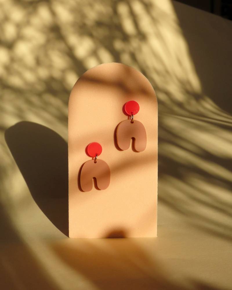 Kleine Squishy Arch Bogen Ohrringe in Knallrot Beige von niemalsmehrohnede