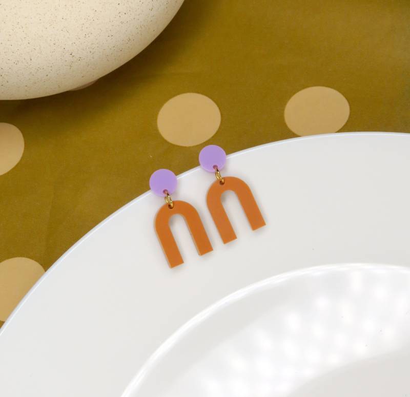 Mini Arch Acryl Ohrringe Mit Edelstahlstecker in Flieder Terracotta von niemalsmehrohnede