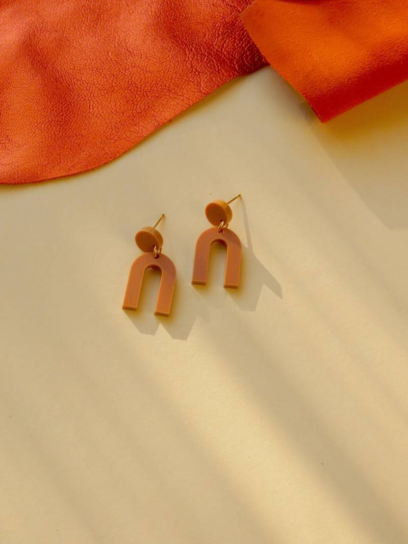Mini Arch Acryl Ohrringe Mit Edelstahlstecker in Terracotta von niemalsmehrohnede