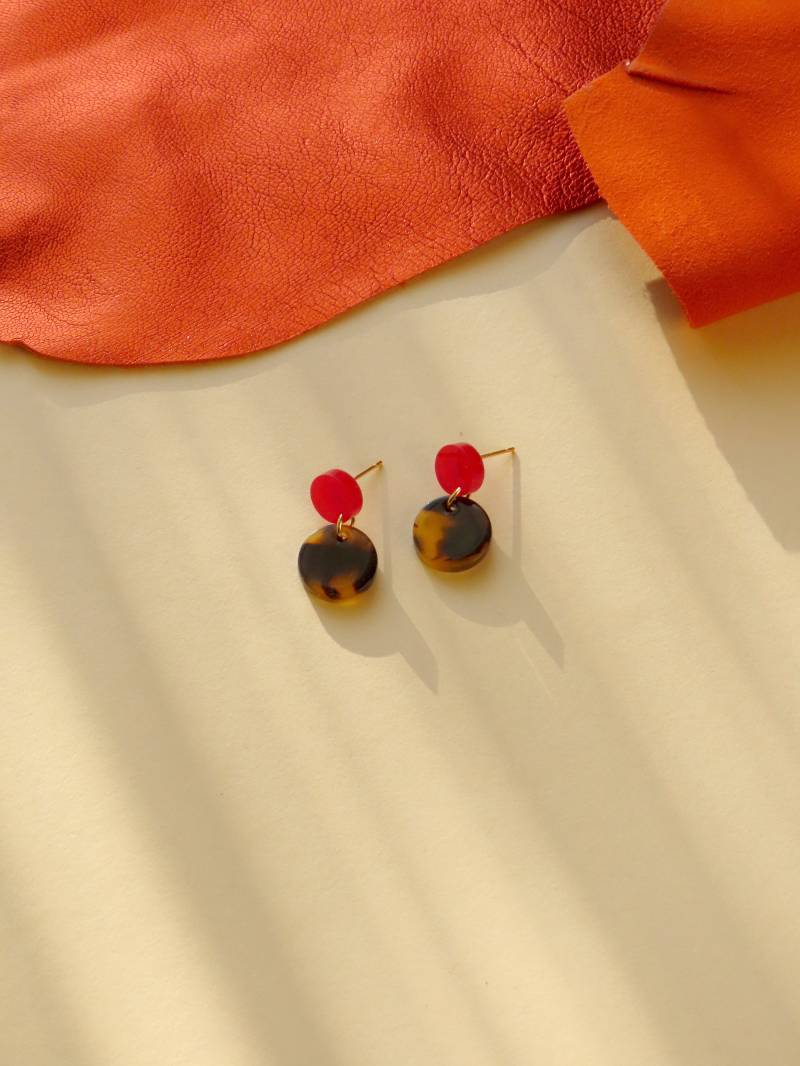 Tiny Leo Dots Bogen Statement Ohrringe in Rot von niemalsmehrohnede