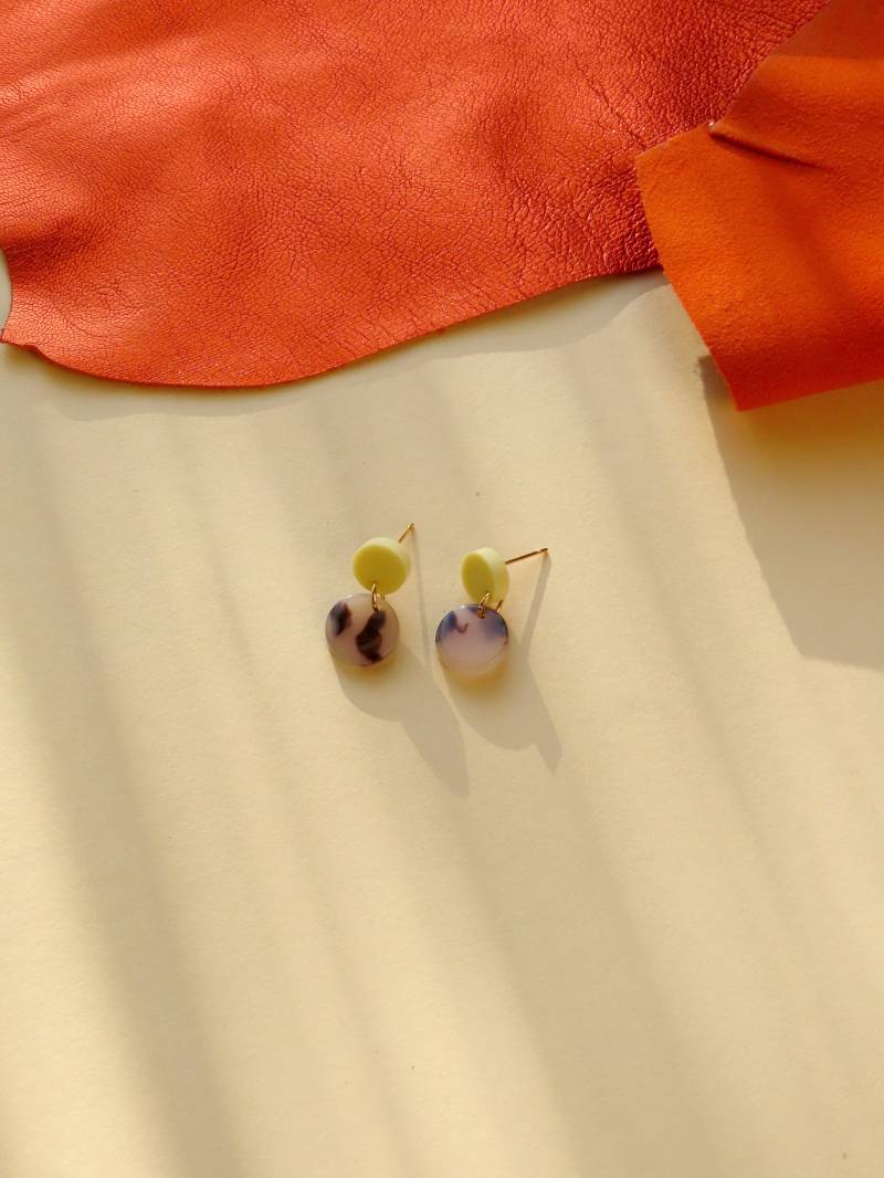 Tiny Leo Dots Statement Ohrringe in Hellgelb von niemalsmehrohnede