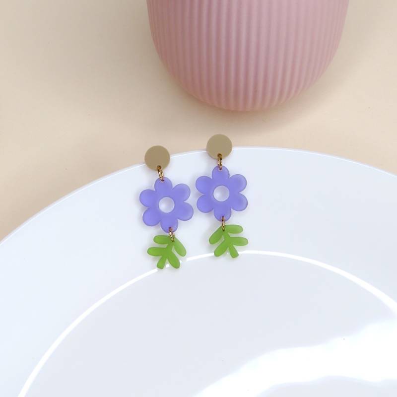 Violette Gänseblümchen Statement Ohrringe von niemalsmehrohnede