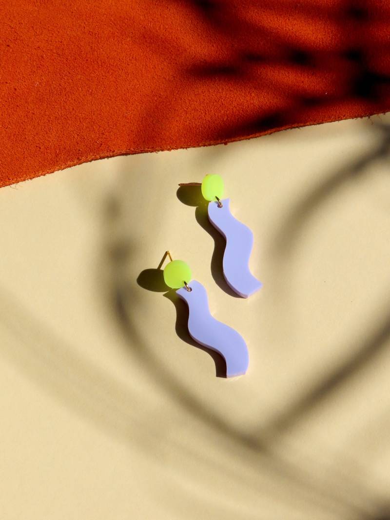 Wormly Ohrringe Mit Edelstahl Steckern in Neongelb Flieder von niemalsmehrohnede