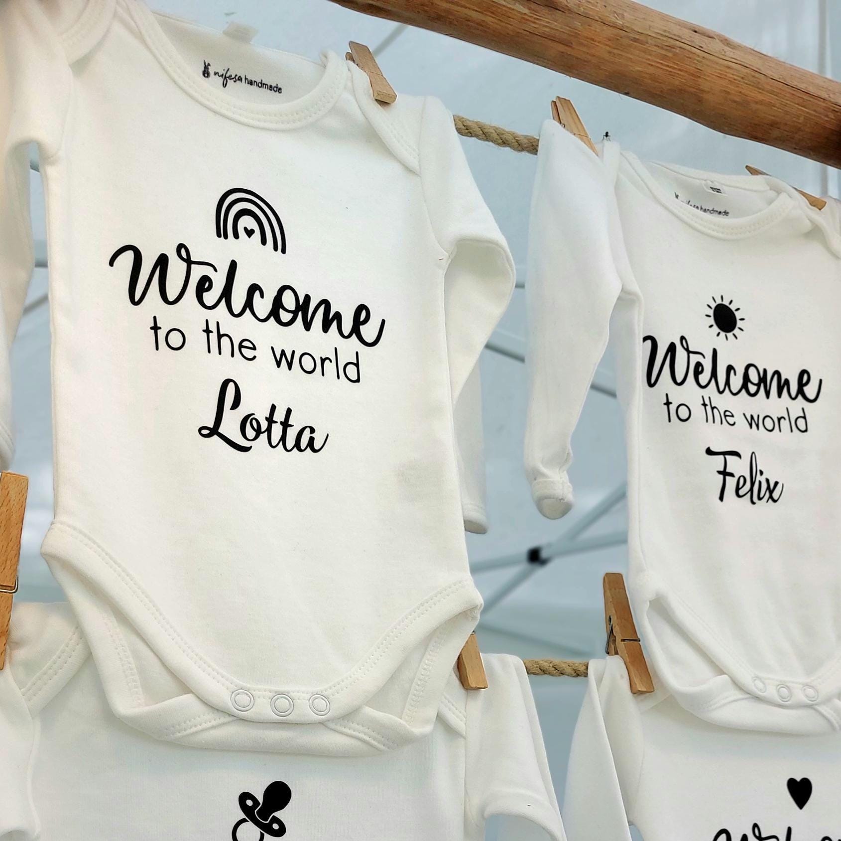 Babystrampler Geburt Mit Namen - Das Perfekte Personalisierte Geschenk Für Neugeborene Aus 100% Bio-Baumwolle in Größe 50/56 von nifesahandmade