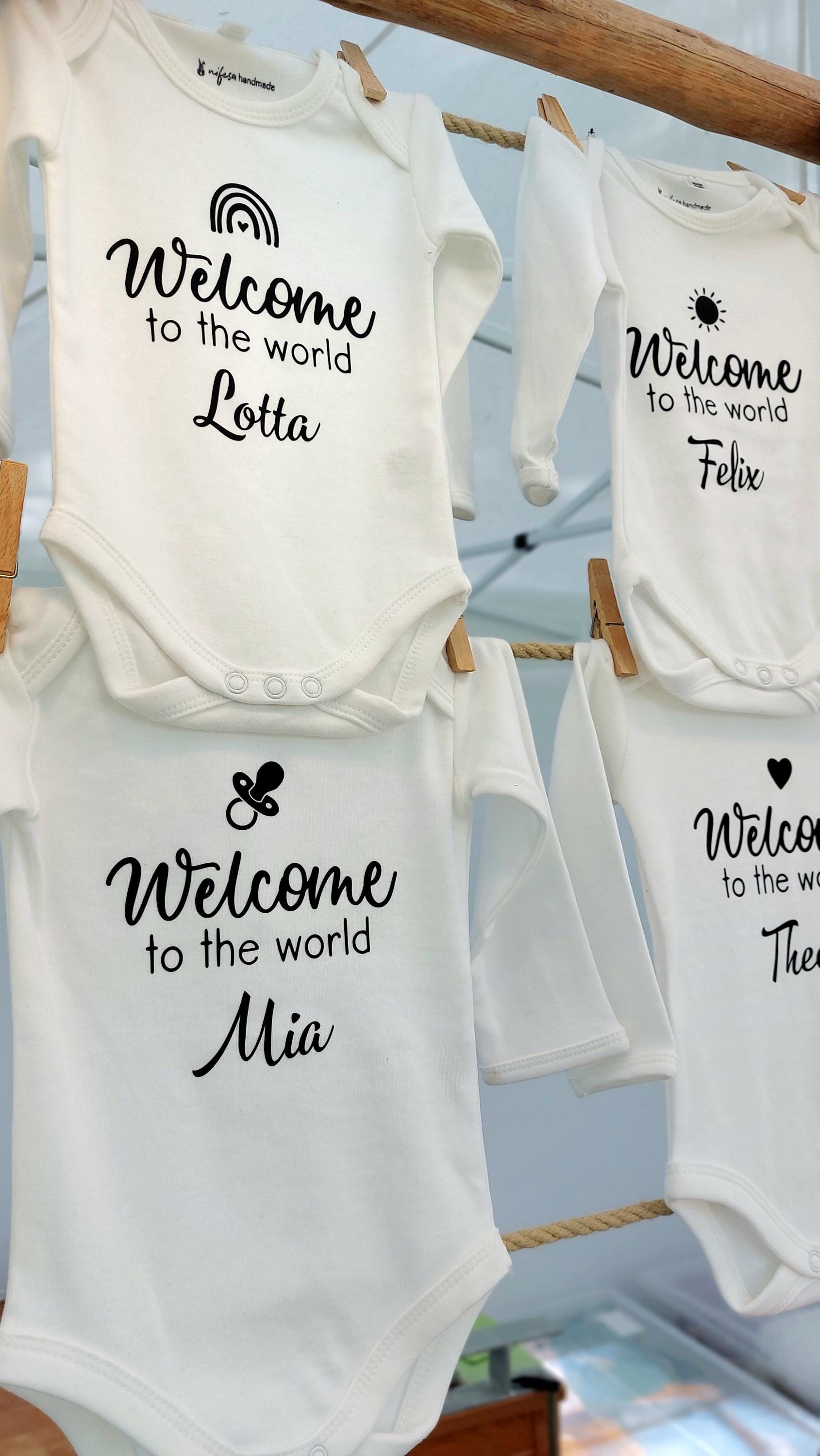 Babystrampler Geburt Mit Namen - Das Perfekte Personalisierte Geschenk Für Neugeborene Aus 100% Bio-Baumwolle in Größe 62/68 von nifesahandmade