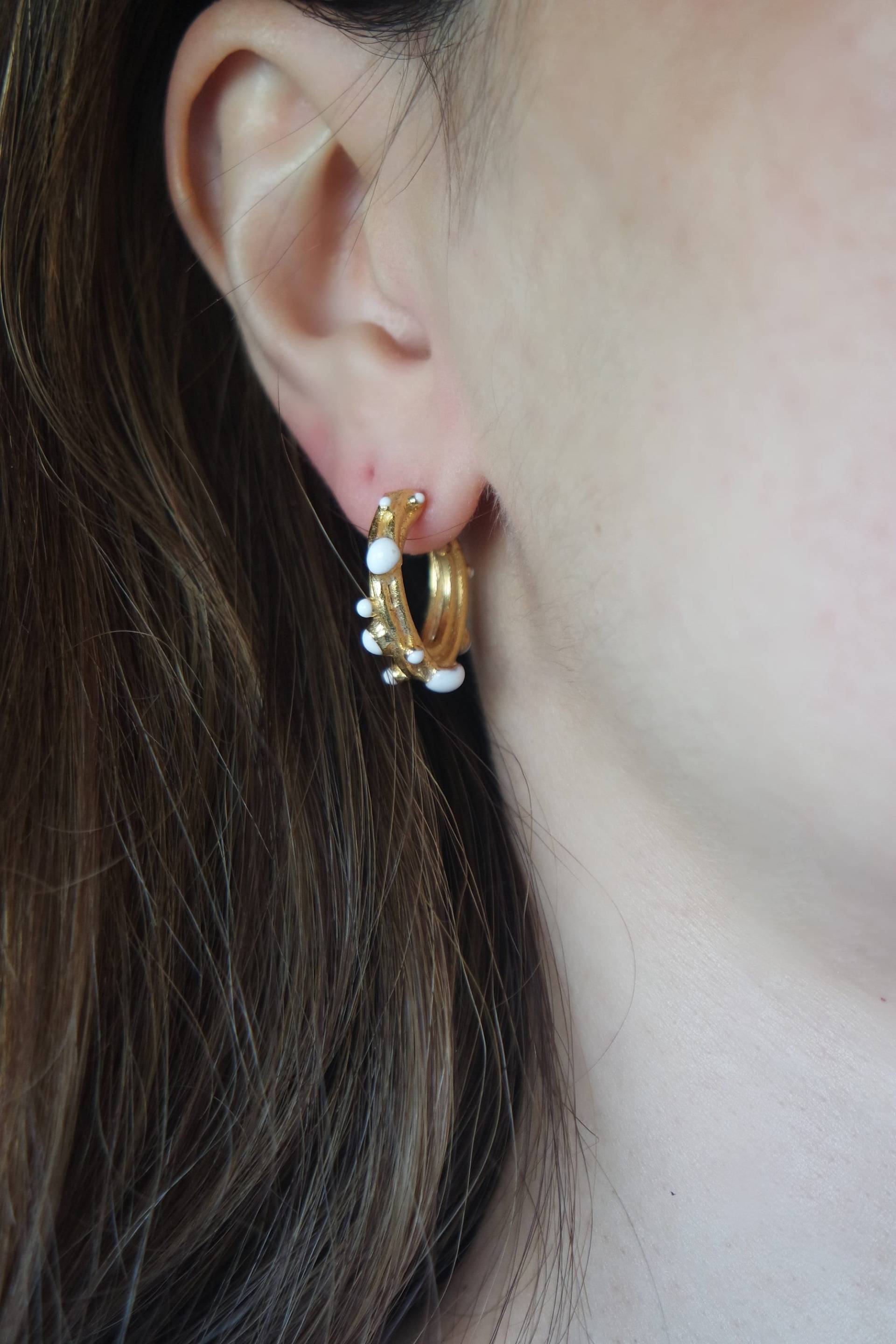 Creolen Ohrringe, Vergoldet, Weiß, Emailliert, Geschenk Für Sie von nihanatakanco