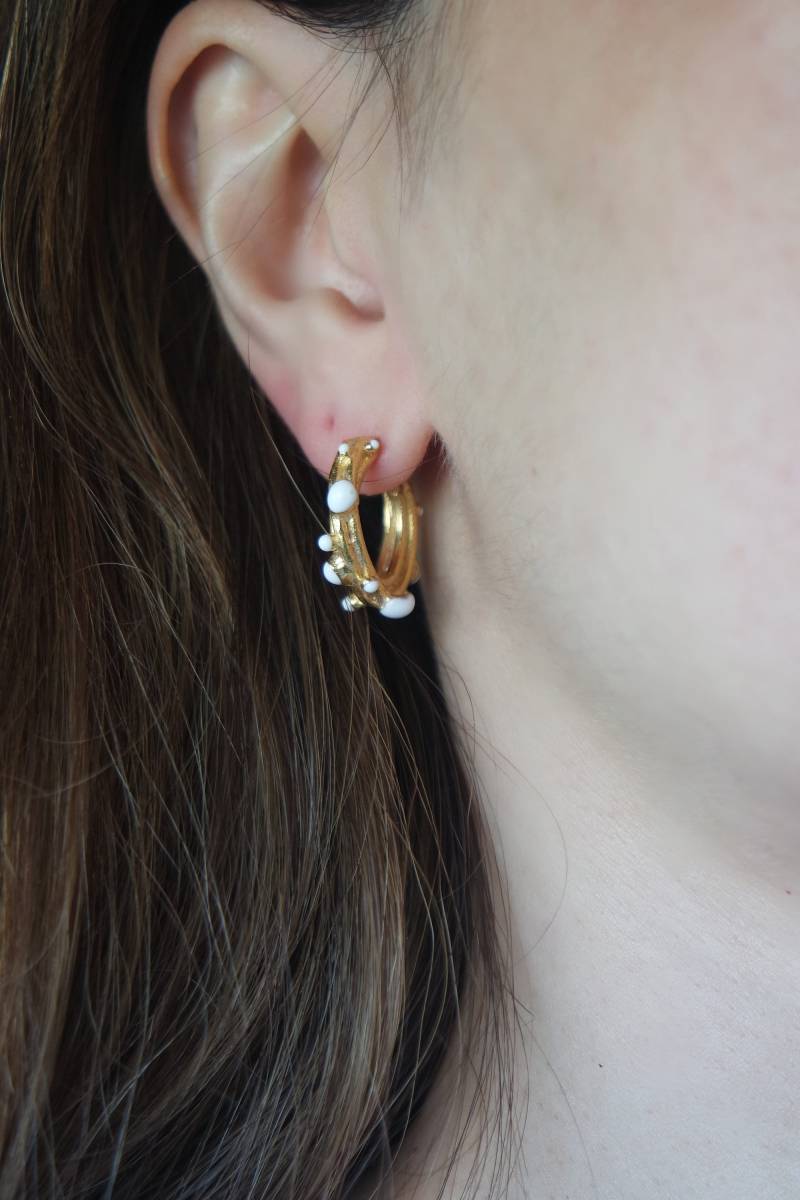 Creolen Ohrringe, Vergoldet, Weiß, Emailliert, Geschenk Für Sie von nihanatakanco