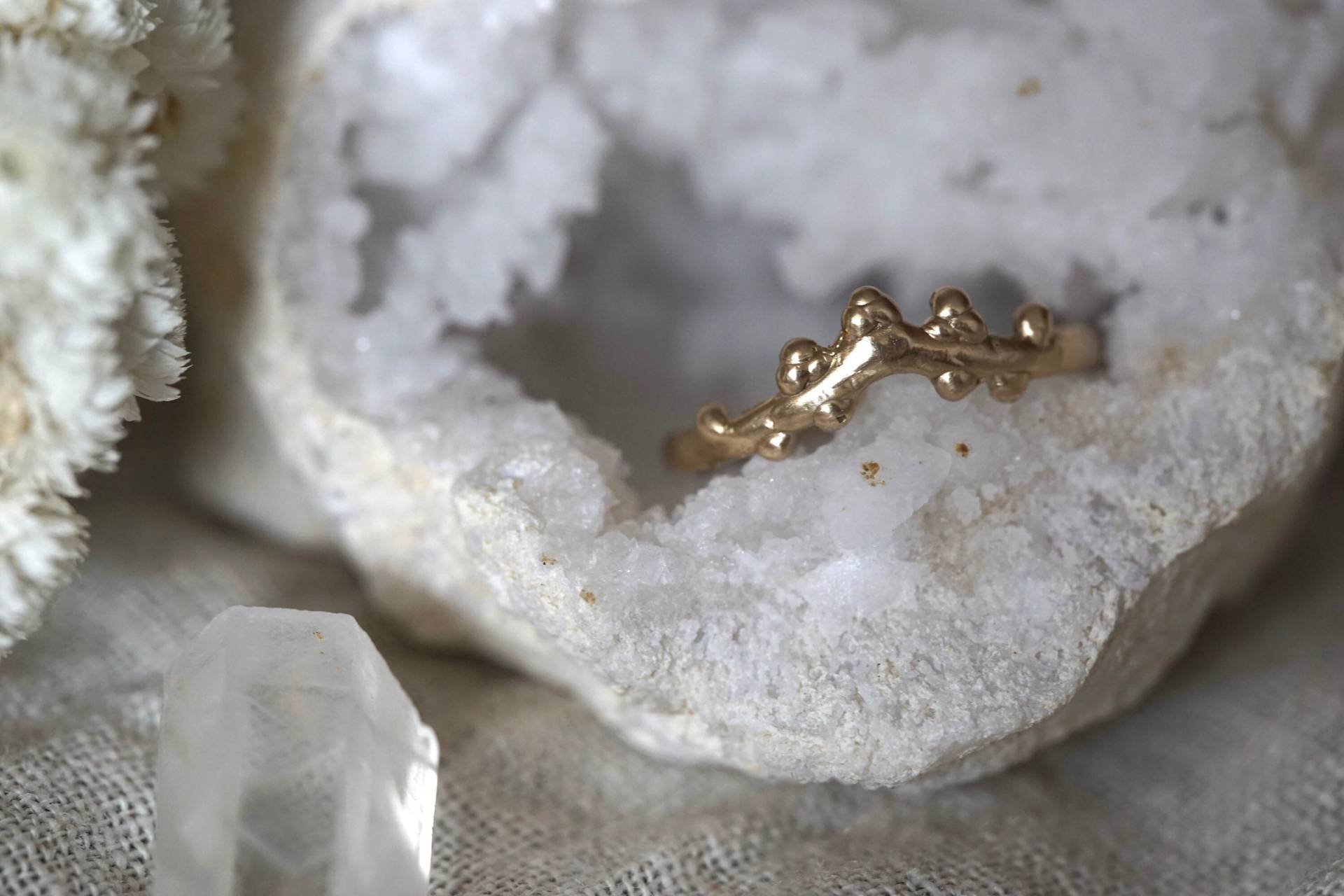 Dew Drops #1 Echt Gold // 585 Ring. Verlobungsring Ohne Stein. Tautropfen Ring Spitzer Ring Mit Kleinen Kugeln Krone Dew Drops #1 Echt Gold // 585 Ring. Verlobungsring Ohne Stein. Tautropfen Ring Spitzer Ring Mit Kleinen Kugeln Krone von nikasart