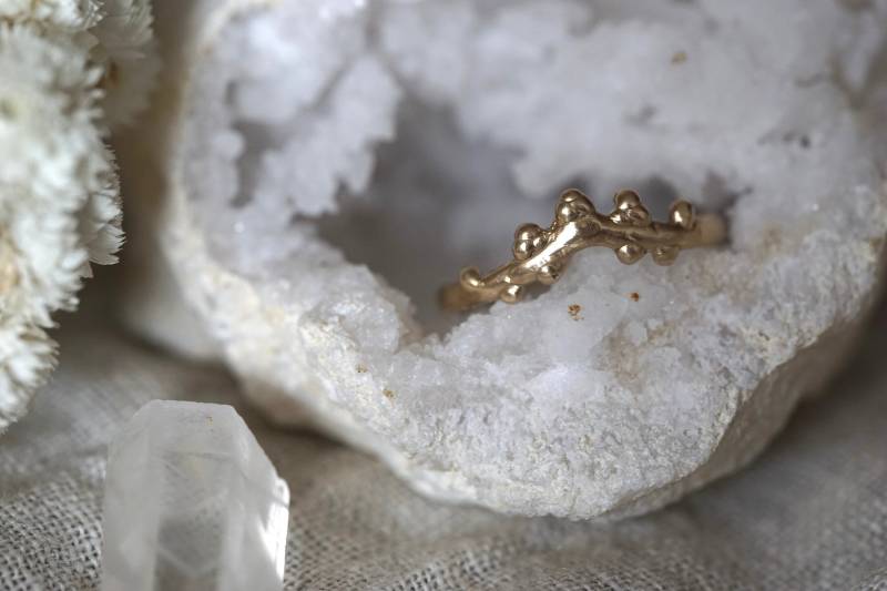 Dew Drops #1 Echt Gold // 585 Ring. Verlobungsring Ohne Stein. Tautropfen Ring Spitzer Ring Mit Kleinen Kugeln Krone Dew Drops #1 Echt Gold // 585 Ring. Verlobungsring Ohne Stein. Tautropfen Ring Spitzer Ring Mit Kleinen Kugeln Krone von nikasart