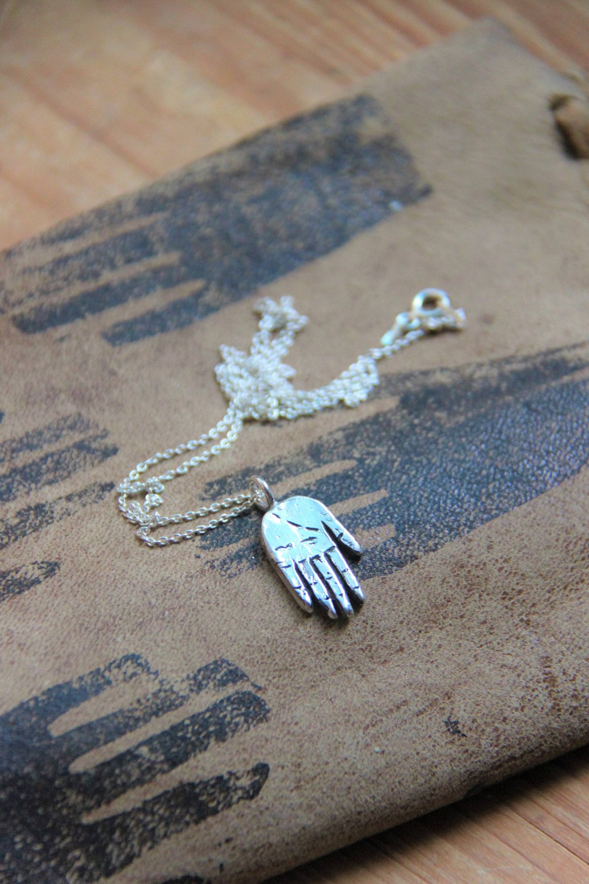Schützende Hand Anhänger // Schützende Hand Kette. Silber Kette Fatima Hand. Schutz Amulett. Lost Wax Charm Anhänger. Handgeschnitzt Schützende Hand Anhänger // Schützende Hand Kette. Silber Kette Fatima Hand. Schutz Amulett. Lost Wax Charm Anhänger. Handgeschnitzt von nikasart