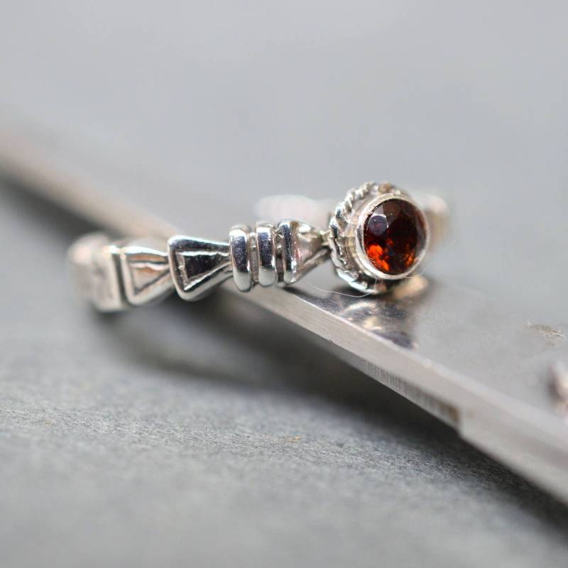 Granat Ring Sterling Silber Band Graviert Rustikale Muster Januar Geburtsstein Schmuck Solitär Größe 8, 75 von nikiforosnelly