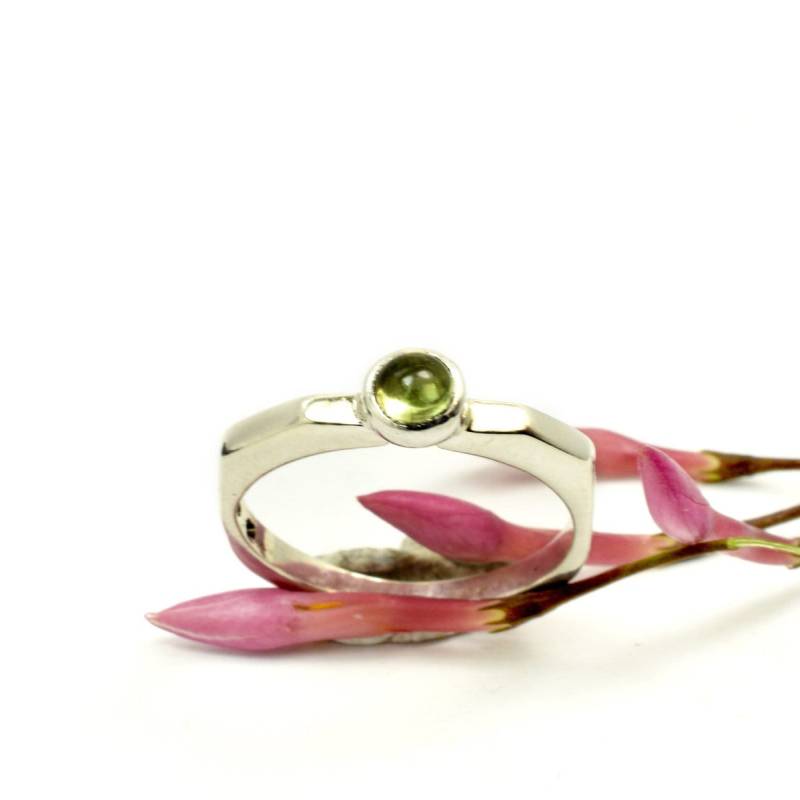 Peridot Silber Ring Grün Kleinen Edelstein Sterling Stapel Zierliche Stapelring Größe 6 August Geburtsstein Schmuck Peridot Silber Ring Grün Kleinen Edelstein Sterling Stapel Zierliche Stapelring Größe 6 August Geburtsstein Schmuck von nikiforosnelly