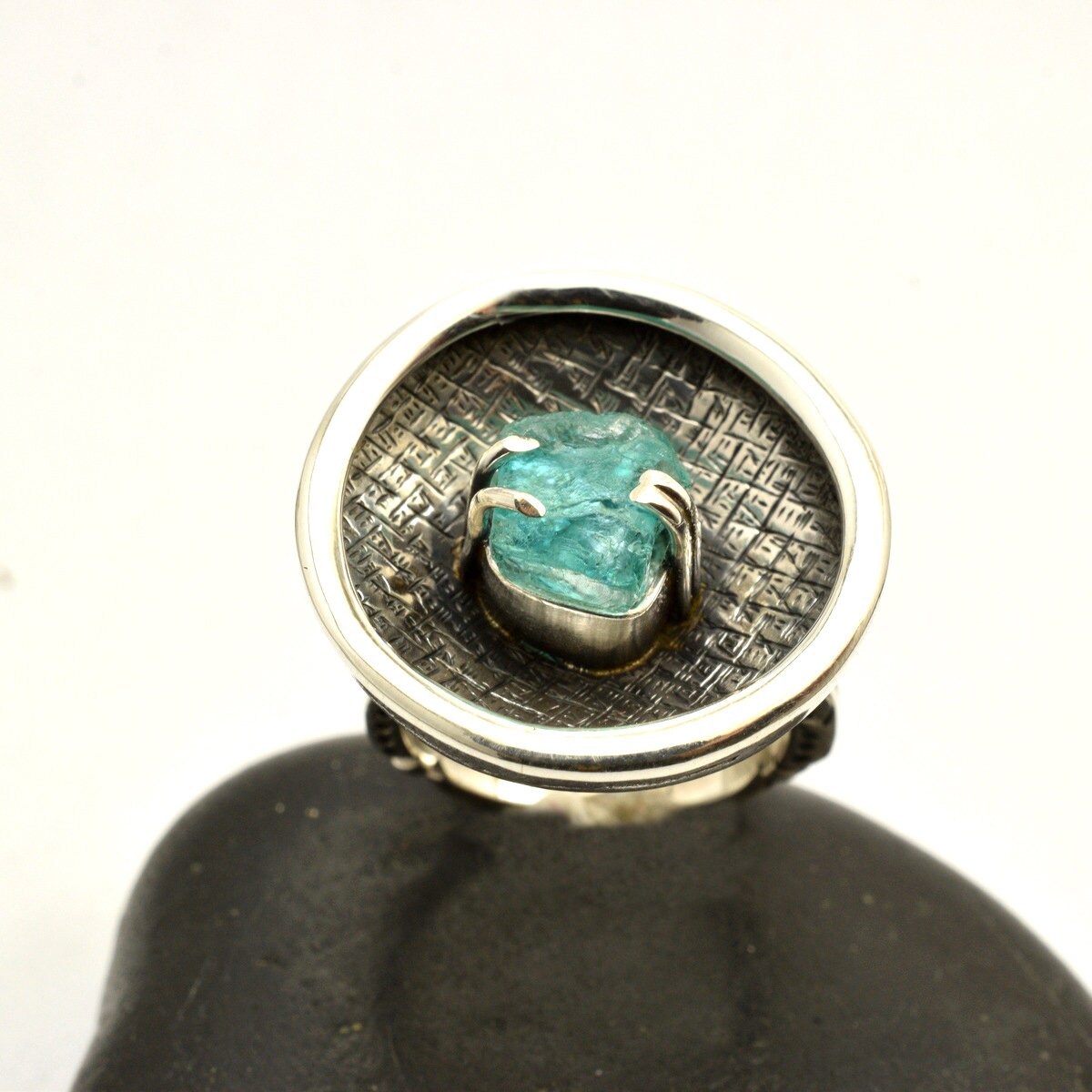 Silber Roh Apatit Ring Gewölbter Abschluss Sterling Handwerker - Strukturierter Kräftiger Mit Blauen Rohedelstein Größe 7, 5 Silber Roh Apatit Ring Gewölbter Abschluss Sterling Handwerker - Strukturierter Kräftiger Mit Blauen Rohedelstein Größe 7, 5 von nikiforosnelly