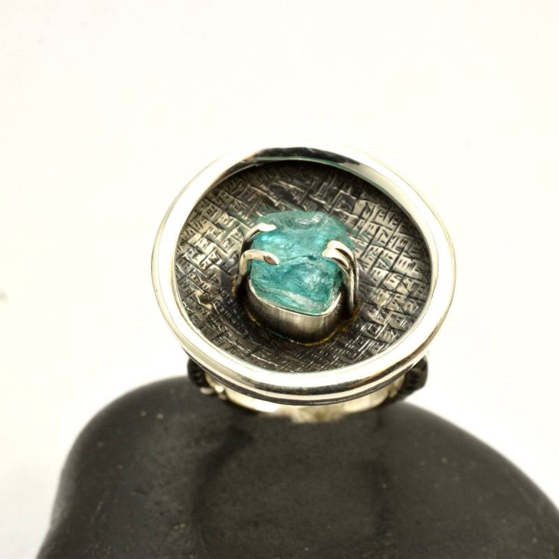 Silber Roh Apatit Ring Gewölbter Abschluss Sterling Handwerker - Strukturierter Kräftiger Mit Blauen Rohedelstein Größe 7, 5 Silber Roh Apatit Ring Gewölbter Abschluss Sterling Handwerker - Strukturierter Kräftiger Mit Blauen Rohedelstein Größe 7, 5 von nikiforosnelly