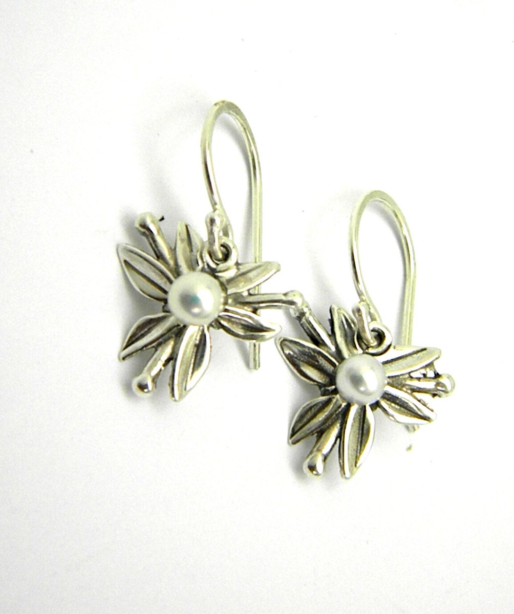 Weiße Perlen Ohrringe, Sterling Silber Blume Tropfen Perlenschmuck, Brautjungfer Geschenk, Geschenk Für Sie von nikiforosnelly