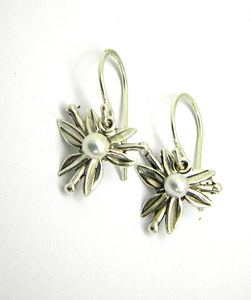 Weiße Perlen Ohrringe, Sterling Silber Blume Tropfen Perlenschmuck, Brautjungfer Geschenk, Geschenk Für Sie von nikiforosnelly