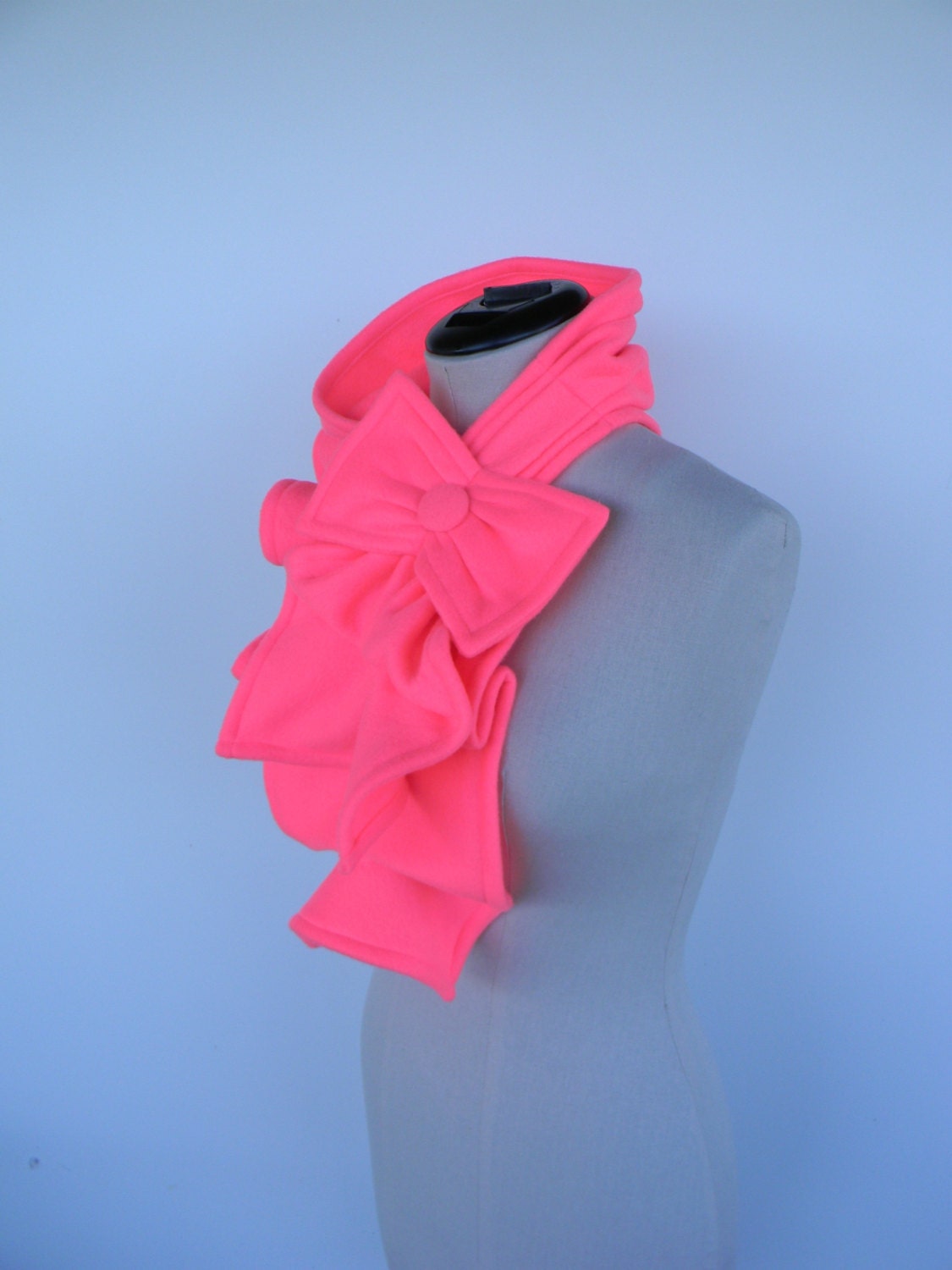 Rüschen Bogen Schal - Fleece Fluoreszierend/Neon Pink Auf Bestellung Gefertigt Rüschen Bogen Schal - Fleece Fluoreszierend/Neon Pink Auf Bestellung Gefertigt von nikkisic