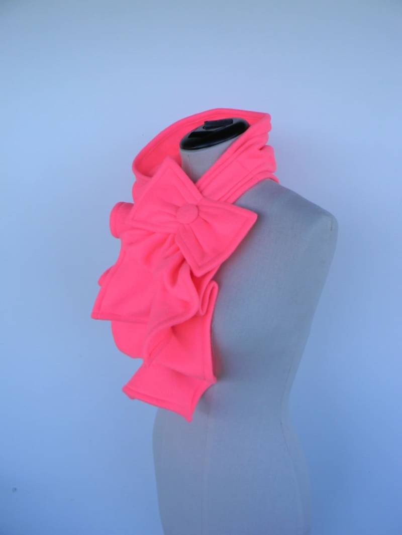 Rüschen Bogen Schal - Fleece Fluoreszierend/Neon Pink Auf Bestellung Gefertigt von nikkisic