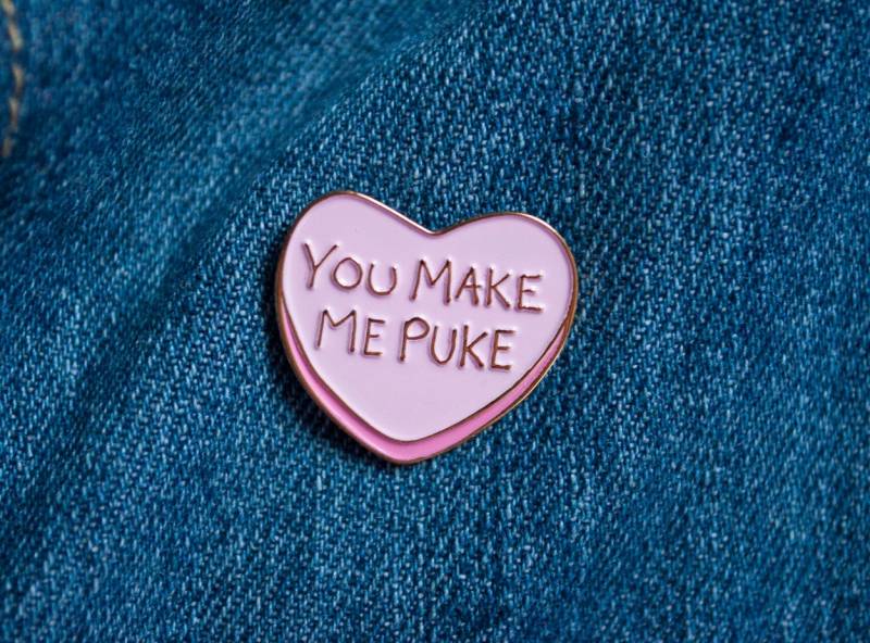Candy Herz Pin Valentinstag Geschenk Emaille Liebe Brosche Anstecknadel You Make Me Puke von nikkiwhite