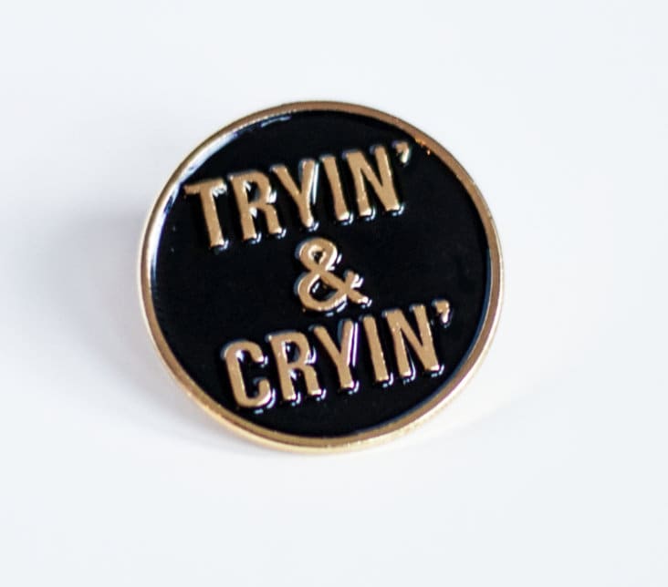 Tryin "And Cryin' Pin Emaille - Versuchen Und Weinen Trauriges Mädchen Stimmung Lustig Traurig Neuheit von nikkiwhite