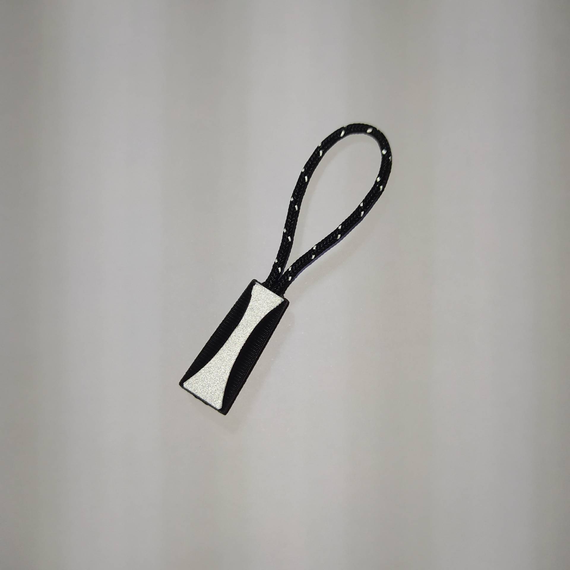 Neu | Licht Reflektierender Anhänger Für Reißverschluss-Zipper -Läufer Schlaufe Schwarz/Silbergrau | Reflektierend Neu | Licht Reflektierender Anhänger Für Reißverschluss-Zipper -Läufer Schlaufe Schwarz/Silbergrau | Reflektierend von nimalex