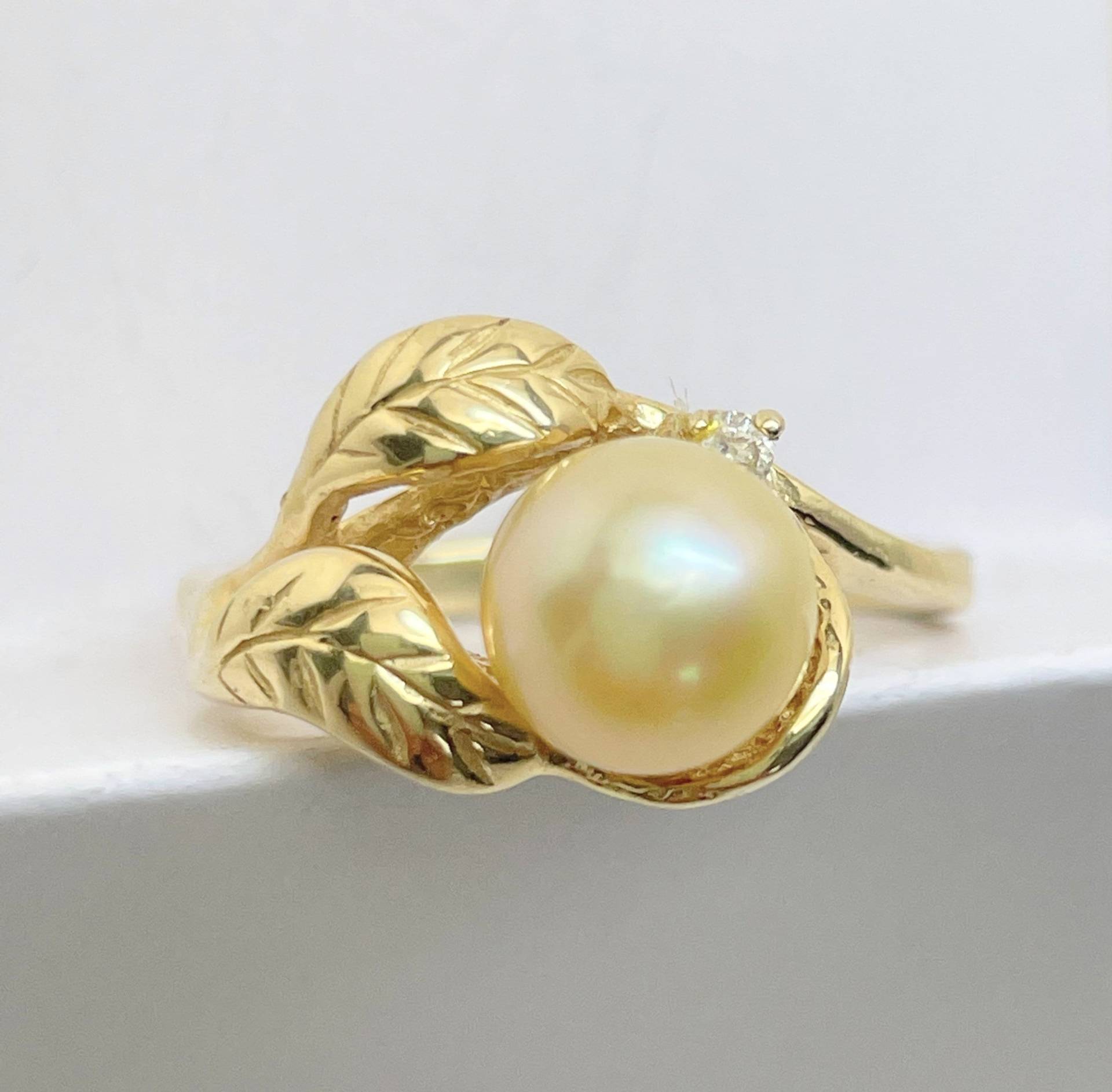 Vintage 14Ct Gold Diamant Und Golden Pearl Leaf Ring Größe P von ninemaidensjewels