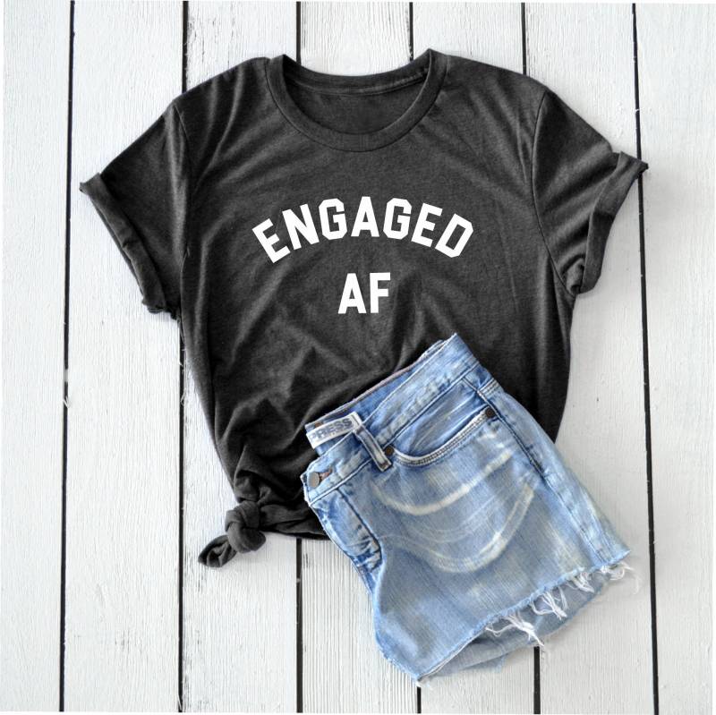 Engagiertes Af Shirt - Hochzeitsgeschenk Verlobung- Unisex von ninety5prints