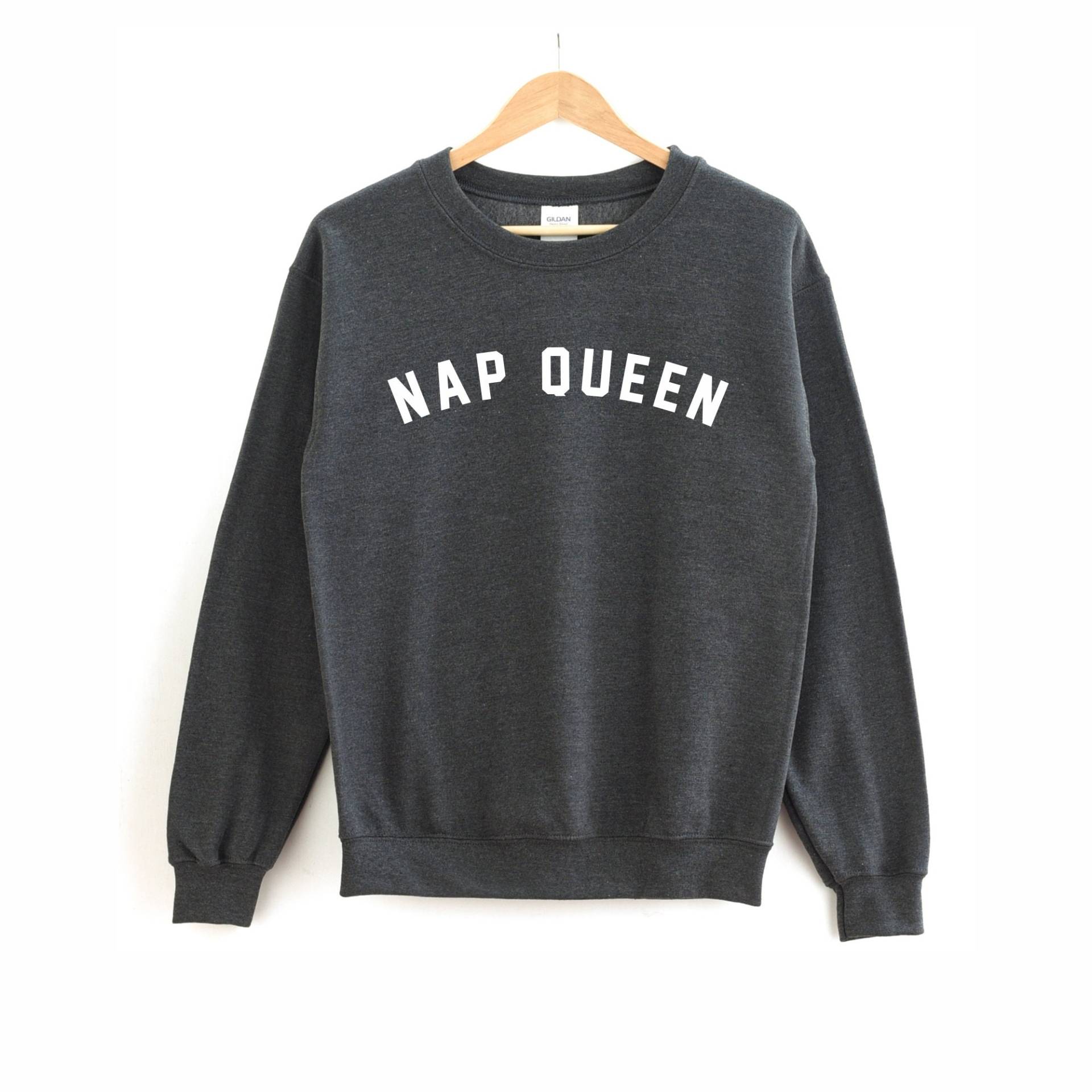 Nickerchen Königin Shirt | Nicky Queen Sweatshirt - Schlafendes Homebody Nickerchen Königin Shirt | Nicky Queen Sweatshirt - Schlafendes Homebody von ninety5prints