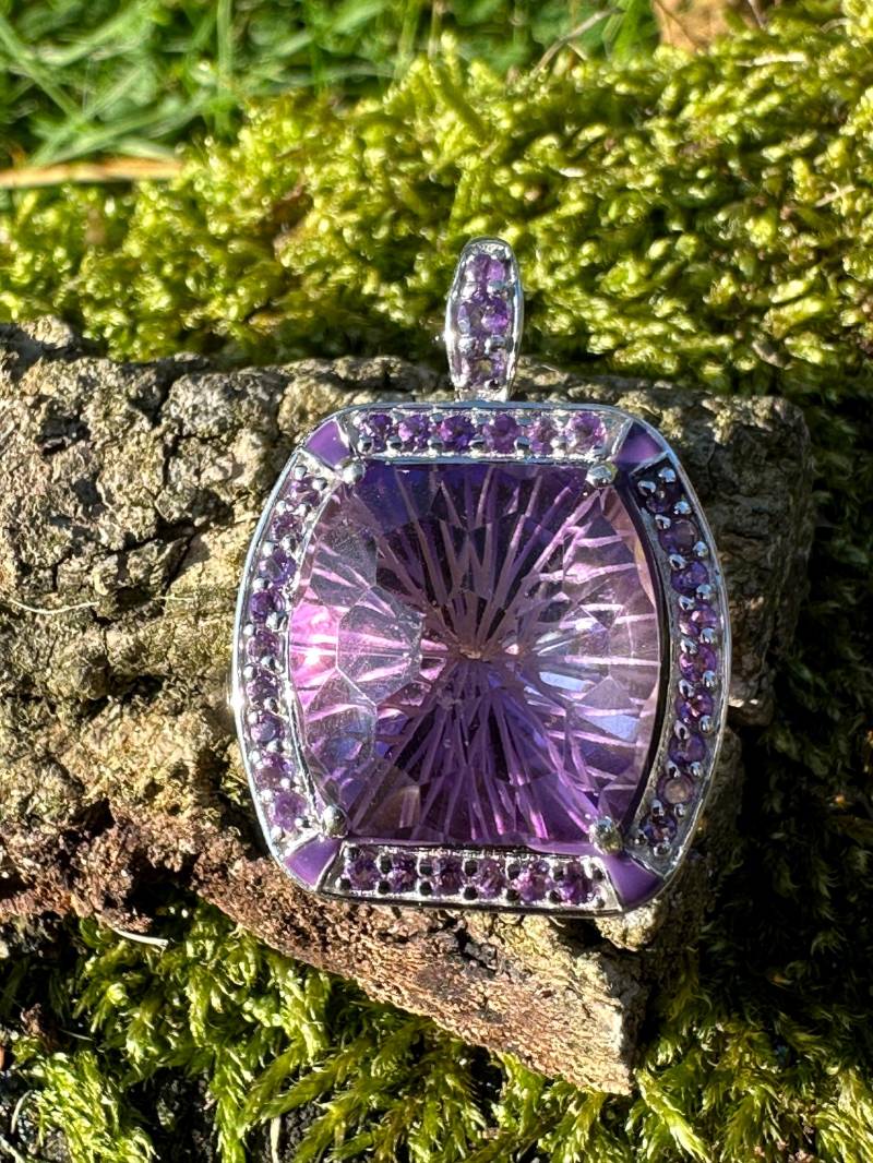 Eleganter Amethyst-Anhänger Aus Sterlingsilber Mit Aufwendigem Facettierten Design Und Halo Violetten Akzenten von nirvanagemstones