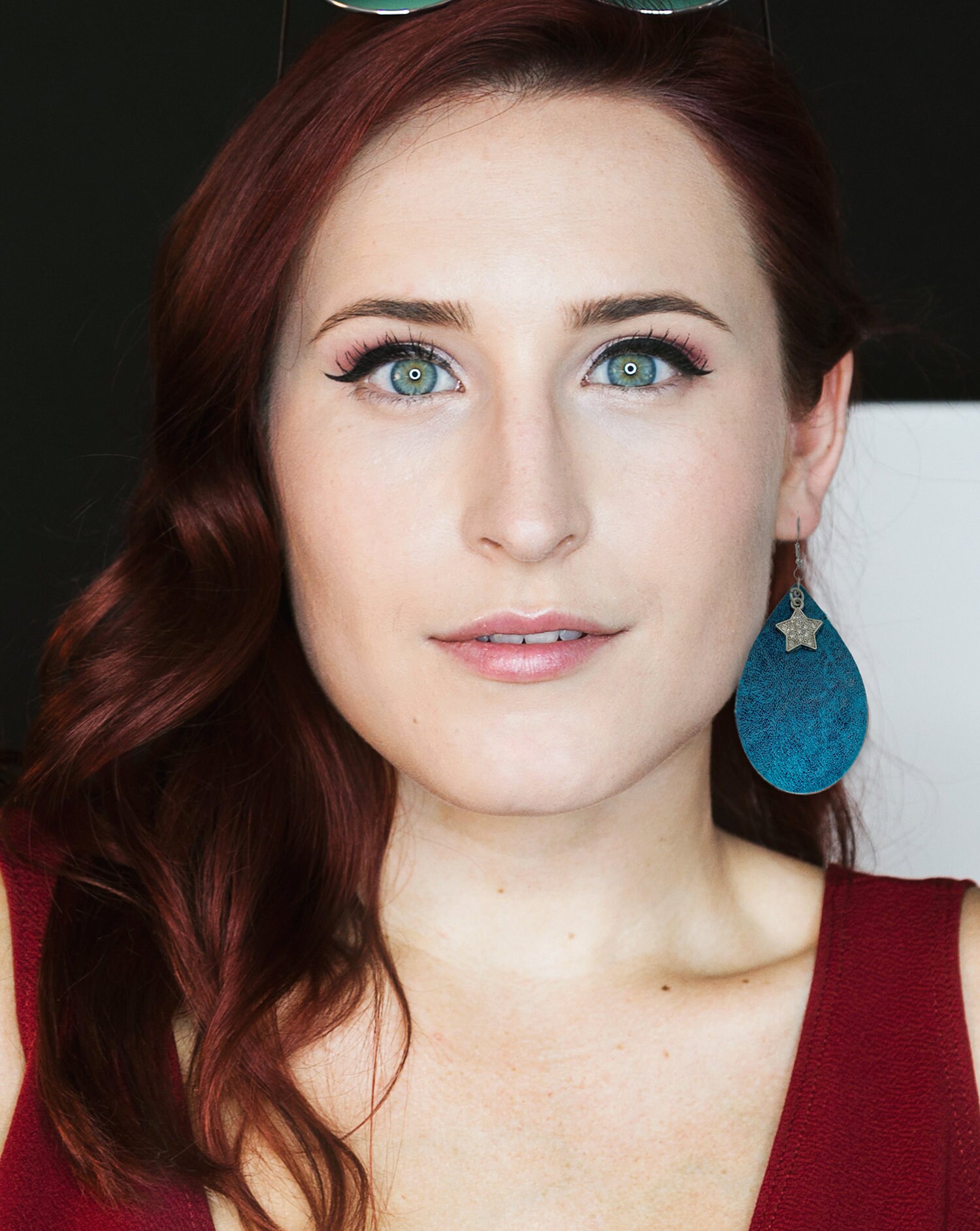 Beunruhigte Teal Leder Tropfen Stern Ohrringe Mit Rotem Glitzer Zurück/Blaue von nklugerdesigns