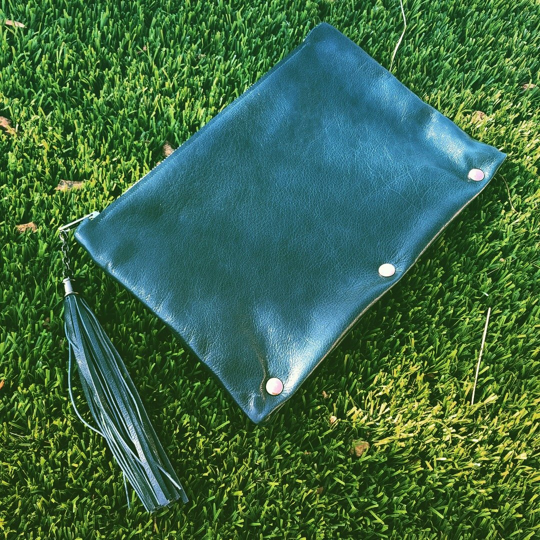 Dunkel Teal Grüne Clutch/Blaue Leder Mit Gelbem Reißverschluss Lederhandtasche Geldbeutel Dunkel Teal Grüne Clutch/Blaue Leder Mit Gelbem Reißverschluss Lederhandtasche Geldbeutel von nklugerdesigns