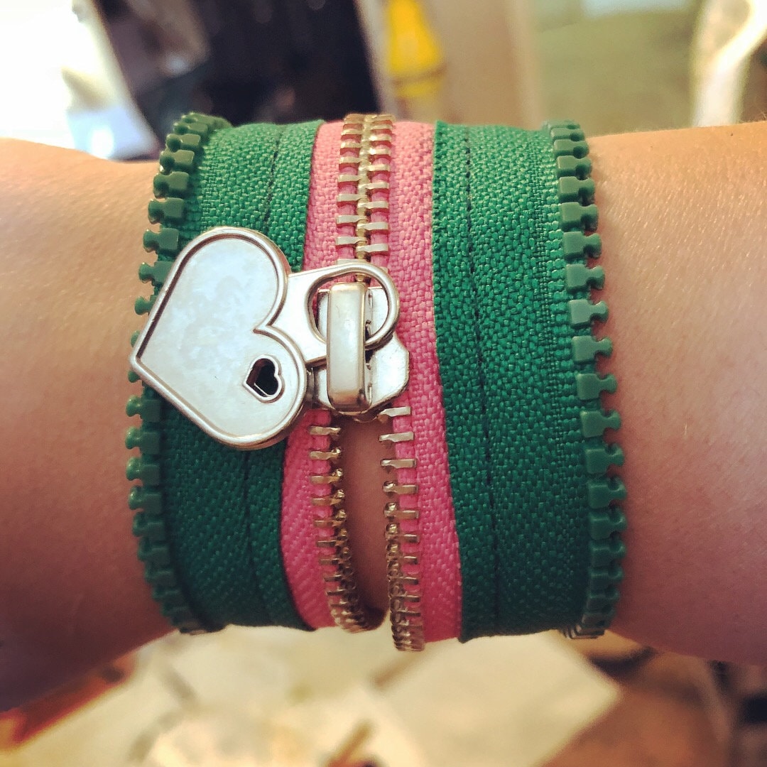 Frühlings Erwachen Handgefertigte Grün Und Rosa Herz Charm Zipper Armband. Reißverschluss Schmuck. Bettelarmband. Kinder Größenverstellbar Frühlings Erwachen Handgefertigte Grün Und Rosa Herz Charm Zipper Armband. Reißverschluss Schmuck. Bettelarmband. Kinder Größenverstellbar von nklugerdesigns