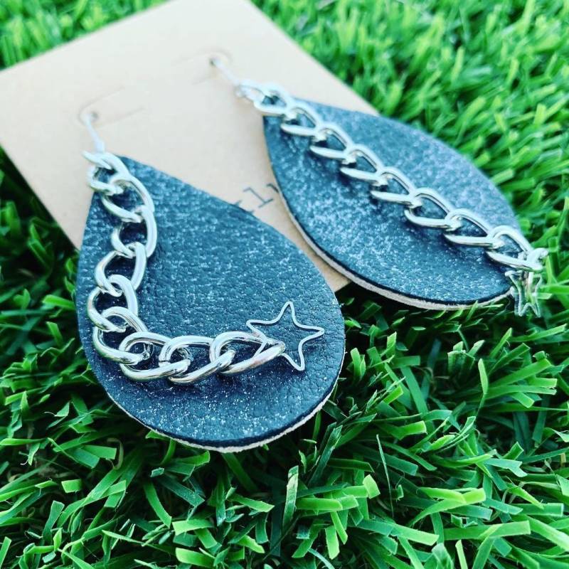 Glitzernde Gunmetal Leder Tropfen Ohrringe Mit Kette & Sterne/Lederohrringe von nklugerdesigns