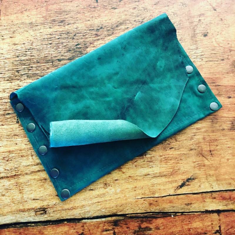 Grün Vor Neid Distressed Leder Clutch/Geldbörse Lederhandtasche von nklugerdesigns