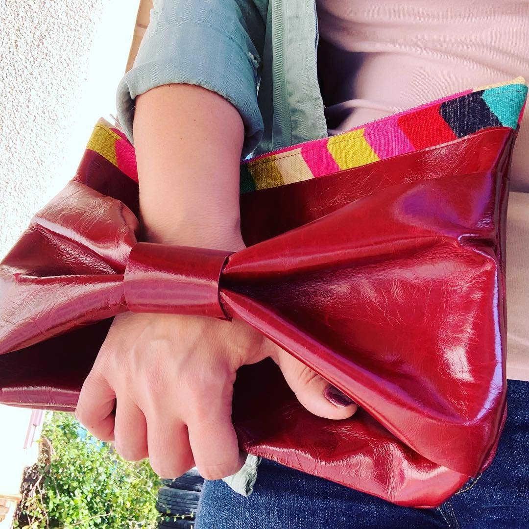 Handgemachte Rote Leder-Clutch Mit Regenbogen Futter & Roter Lederschleife/Lederhandtasche Pride Bag von nklugerdesigns
