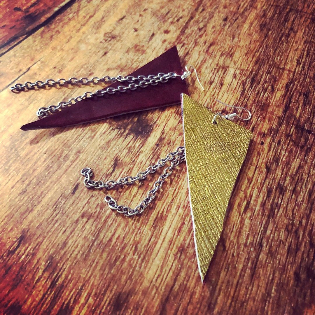 Punk Rock Dreieckige Rot & Gold Leder Ohrringe von nklugerdesigns