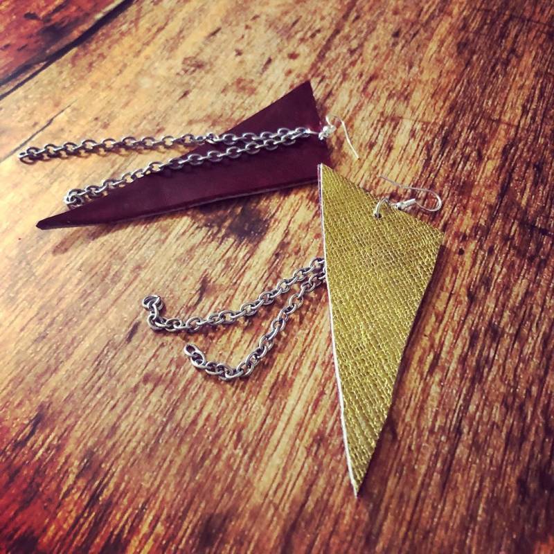 Punk Rock Dreieckige Rot & Gold Leder Ohrringe von nklugerdesigns