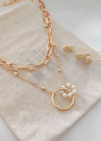 noca Doppeltes Design - Vergoldete Halskette aus Messing mit Perlendetails von noca