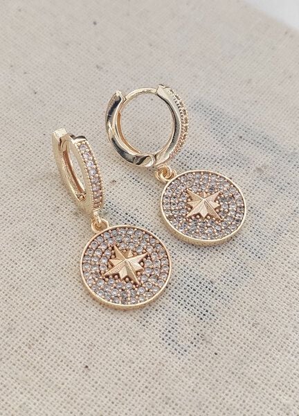 noca Elegante, handgefertigte Creolen mit funkelnden Zirkonsteinen und einem strahlenden Polarstern-Anhänger – ein stilvolles Accessoire von noca