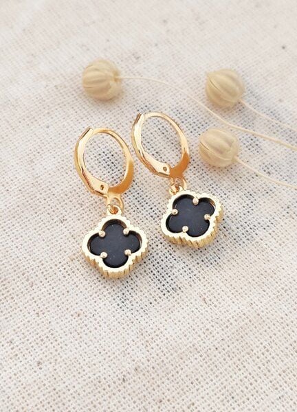 noca Vergoldete Ohrringe aus Messing mit schwarzem Kleeblatt-Anhänger – handgefertigter eleganter Schmuck von noca